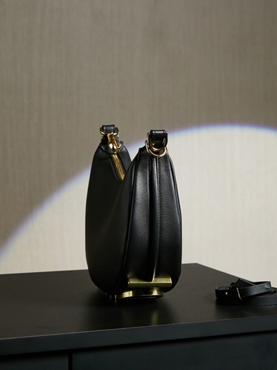 フェンディバッグ背面デザイン